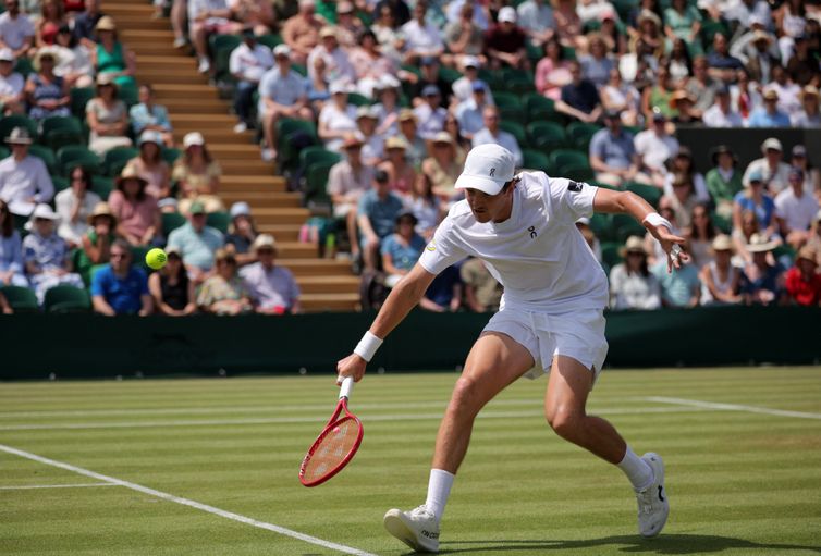 Reuters/Marko Djurica/Arquivo/Proibida reprodução Tennis - Wimbledon - All England Lawn Tennis and Croquet Club, London, Britain - July 3, 2026 Brazil's Joao Fonseca in action during his third round match against Russia's Roman Safiullin REUTERS/Marko Djurica