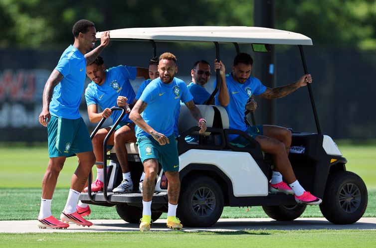 Reuters/VINCENT CARCHIETTA/IMAGN Jogadores da seleção brasileira durante treino neste sábado