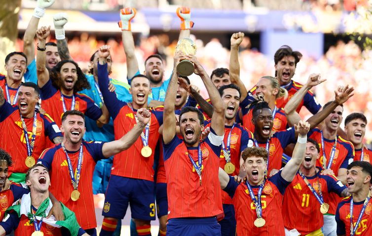 REUTERS/Kai Pfaffenbach/Proibida reprodução Soccer Football - FIFA World Cup 2026 - Final - Spain v Argentina - New York/New Jersey Stadium, East Rutherford, New Jersey, U.S. - July 19, 2026 Spain's Rodri lifts the trophy with teammates after winning the World Cup REUTERS/Kai Pfaffenbach