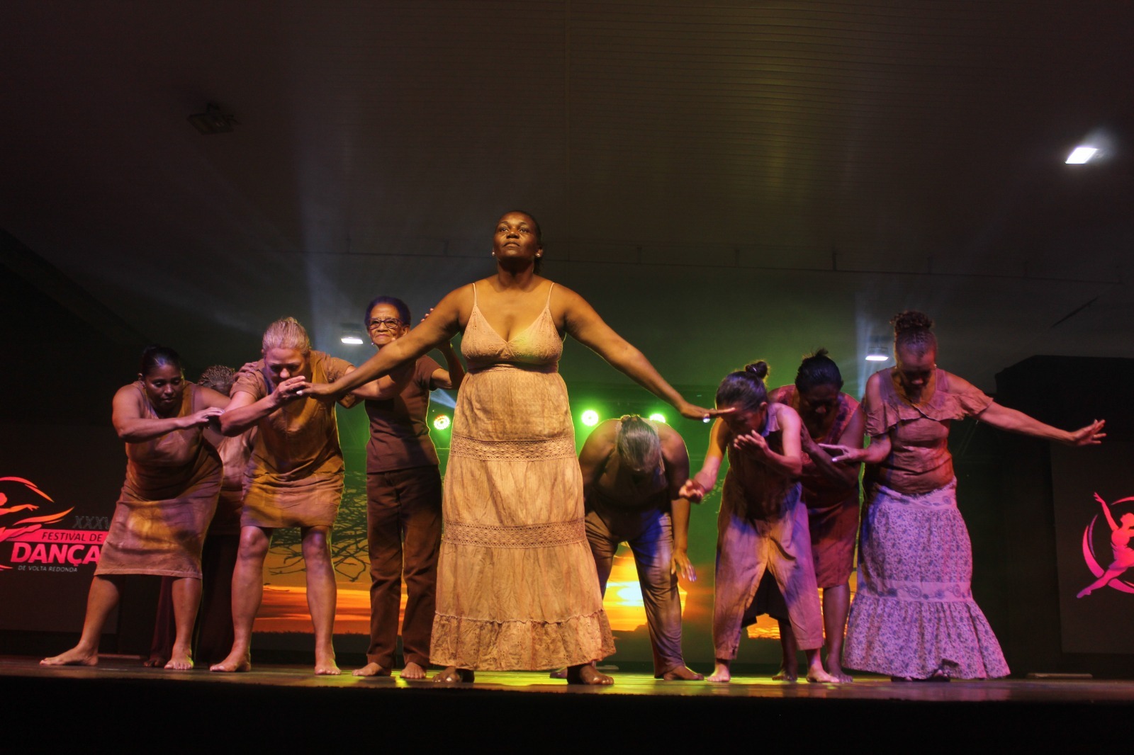 Após vencer um AVC, moradora de Volta Redonda reencontra a alegria na dança e emociona público no Festival de Dança