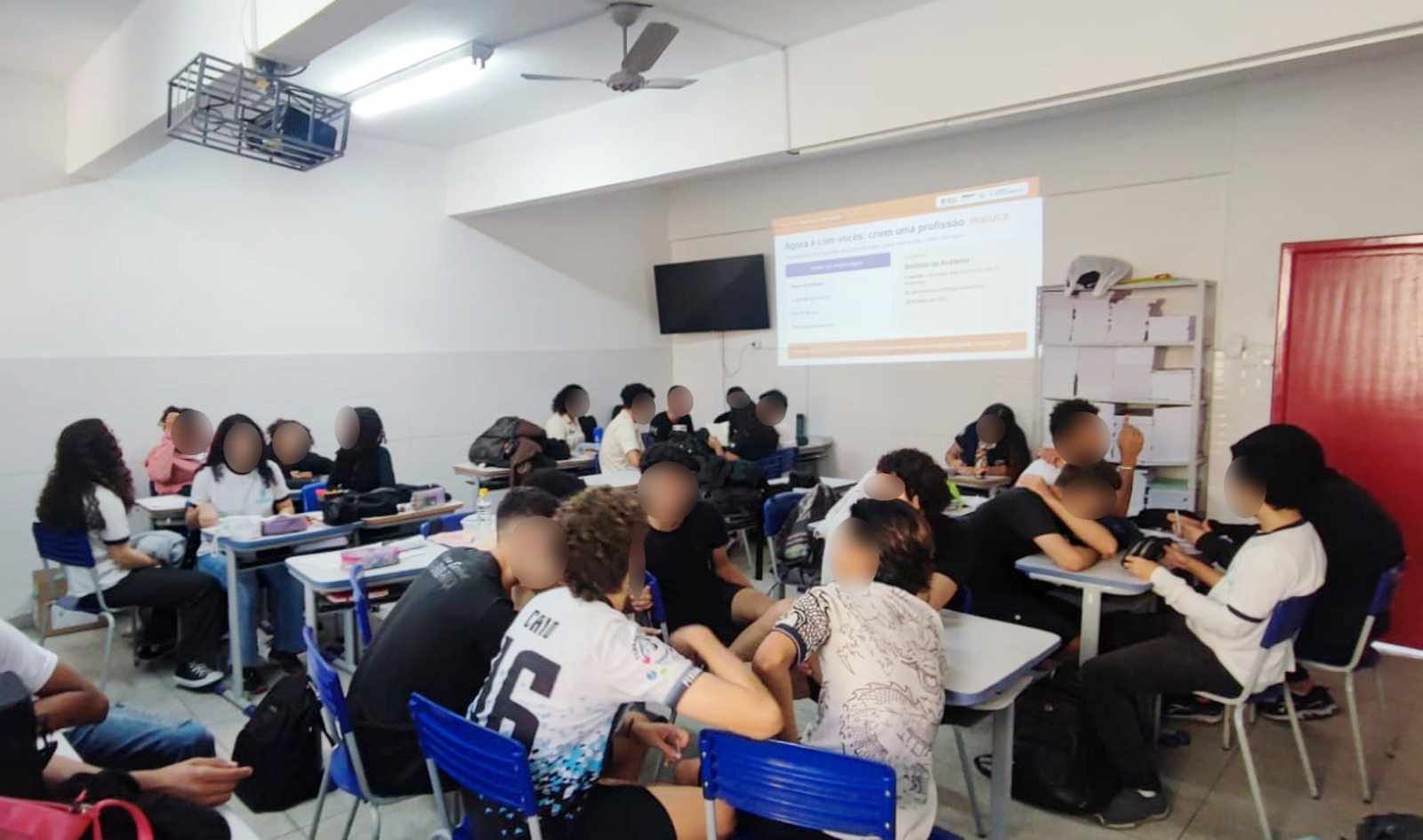 Assistência Social de Volta Redonda promove oficina sobre inteligência artificial, criatividade e comunicação para estudantes