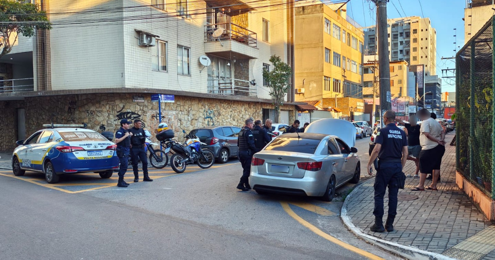 Guarda Municipal de Volta Redonda recupera veículo clonado com registro de furto e conduz três pessoas à delegacia