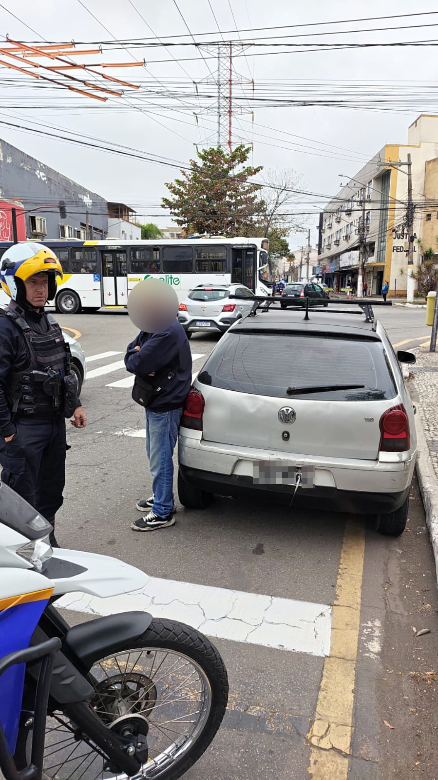Guardas Municipais de Volta Redonda apreendem carro com mais de 60 multas e licenciamento atrasado desde 2013