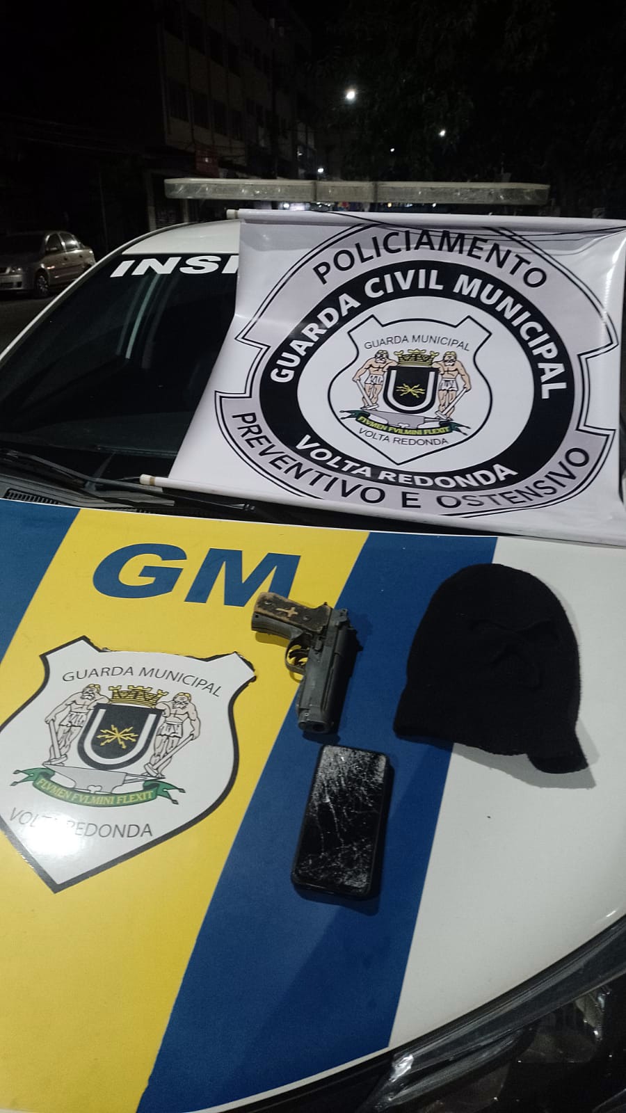 Homem embriagado e sem CNH é preso com réplica de pistola e touca ninja próximo à Guarda Municipal de Volta Redonda