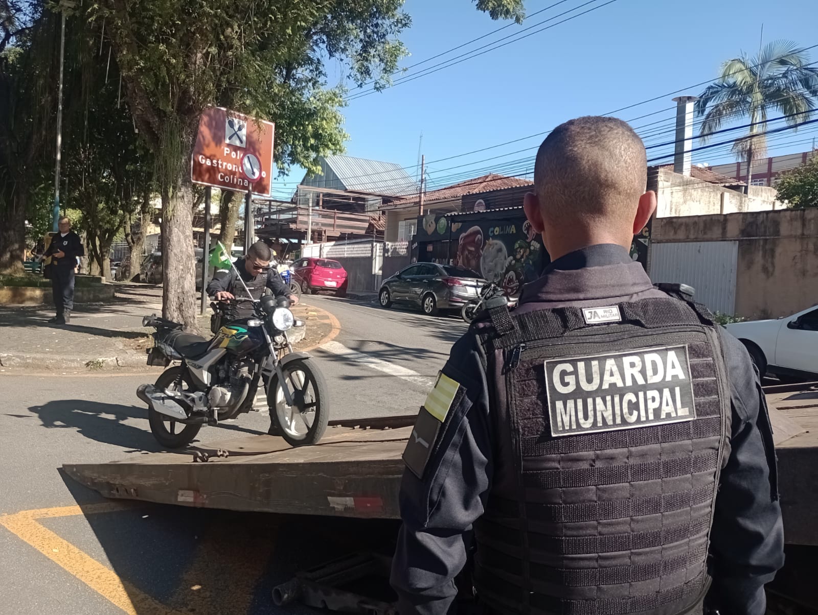 Operação integrada remove das ruas seis motocicletas durante fiscalização na Praça da Colina, em Volta Redonda