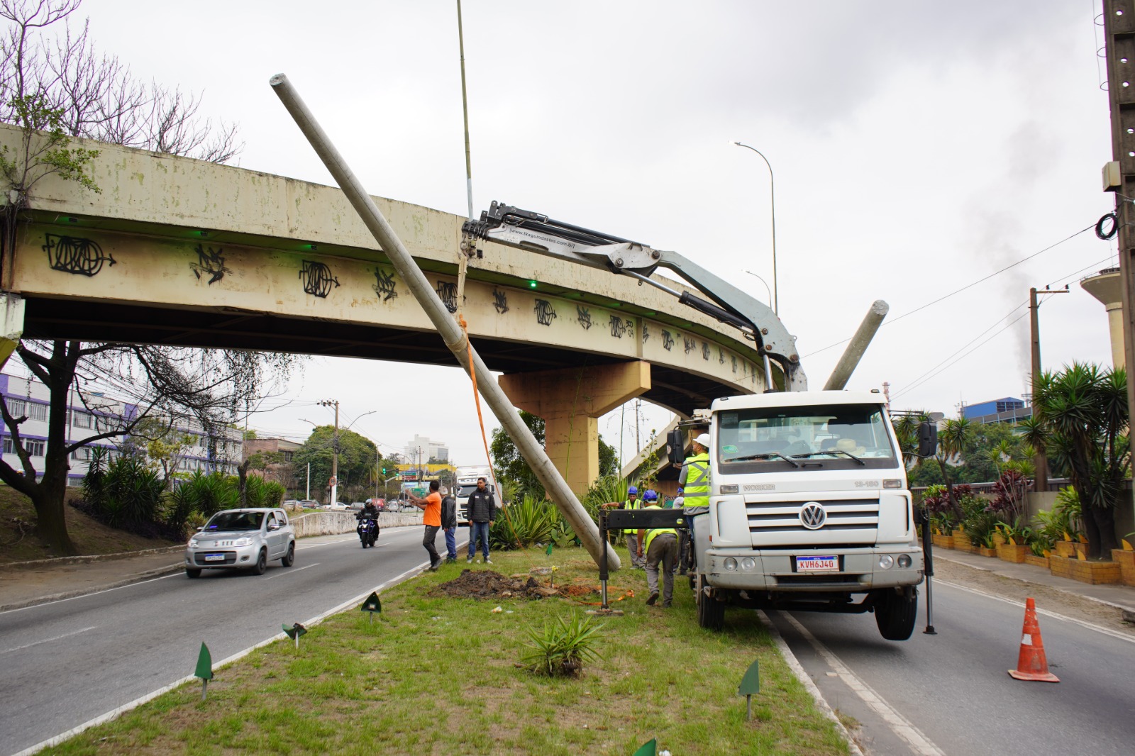 Prefeitura de Volta Redonda inicia instalação de novos postes de iluminação em trecho da Via Sérgio Braga (BR-393)