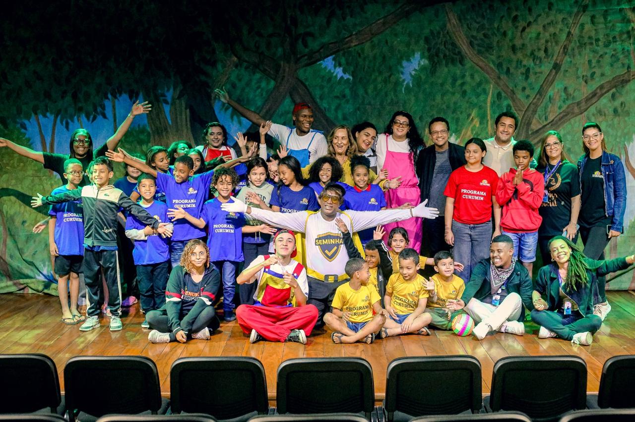 Prefeitura de Volta Redonda reúne 170 crianças do Programa Curumim em espetáculo teatral sobre prevenção às drogas