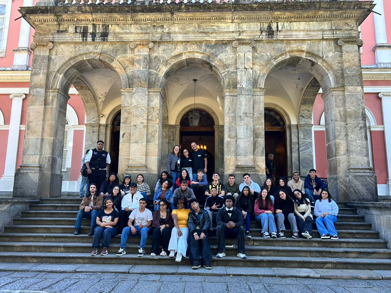 Secretaria da Juventude de Volta Redonda leva estudantes do Passaporte Universitário a Petrópolis