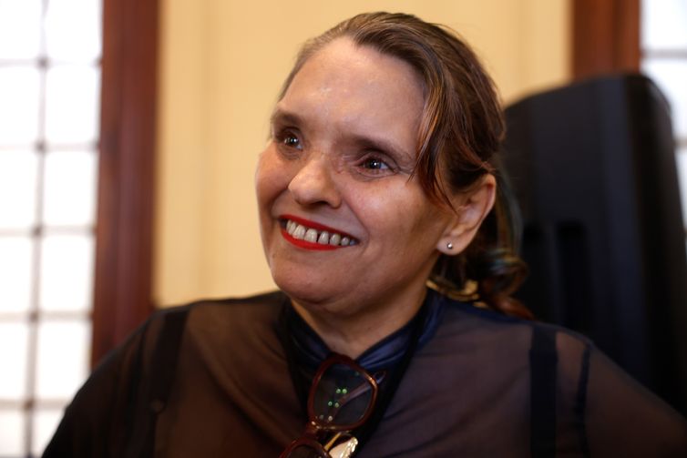 Tânia Rêgo/Agência Brasil Rio de Janeiro (RJ), 03/07/2026 - A professora de Comunicação da UFRJ, Suzy dos Santos, participa da cerimônia que marca o início das transmissões experimentais da Rádio UFRJ FM, fruto da parceria entre a maior universidade federal do país e a Empresa Brasil de Comunicação (EBC). A emissora ocupará a frequência 88,9 MHz, com cobertura para o Grande Rio. Foto: Tânia Rêgo/Agência Brasil