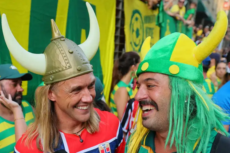 Caean Couto/Reuters Torcedor do Brasil e da Noruega festejam jogo entre suas seleções