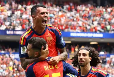 Reuters/Lisi Niesner/Proibida reprodução Soccer Football - FIFA World Cup 2026 - Round of 32 - Spain v Austria - Los Angeles Stadium, Inglewood, California, U.S. - July 2, 2026 Spain's Pedro Porro celebrates scoring their second goal with Alex Baena and Marc Cucurella REUTERS/Lisi Niesner
