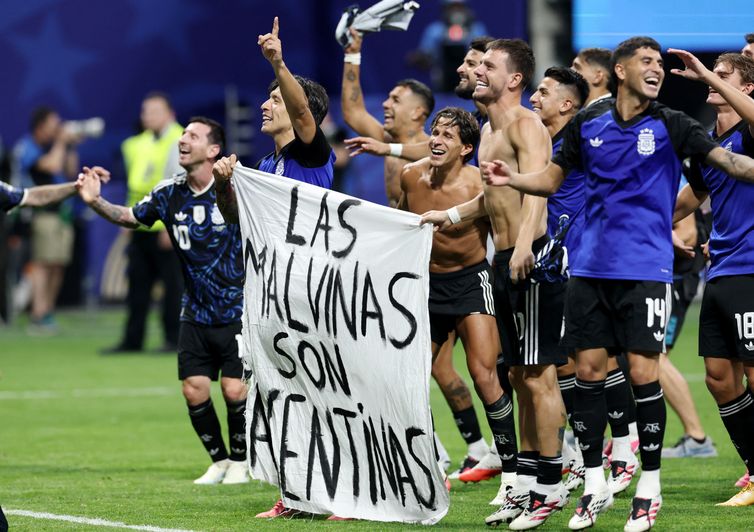 Soccer Football - FIFA World Cup 2026 - Semi Final - England v Argentina - Atlanta Stadium, Atlanta, Georgia, U.S. - July 15, 2026 Argentina's Lisandro Martinez and Giovani Lo Celso celebrate with a banner after the match as Argentina qualify for the final of the World Cup REUTERS/Amanda Perobelli