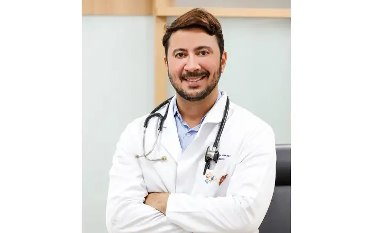 27/07/2026 - Dr. Adriano Moraes é hepatologista, doutor em Hepatologia pela Universidade de São Paulo; diretor da Sociedade Brasileira de Hepatologia (SBH) e da Federação Brasileira de Gastroenterologia (FBG), coordenador do programa de Residência em clínica médica do Hospital Santa Lúcia Sul , de Brasília-DF .  O mês de julho marca a campanha “Julho Amarelo”, destinada a promover conscientização da população sobre a prevenção, diagnóstico e tratamento das hepatites virais.
A hepatite é uma inflamação que agride o fígado, e pode ser causada principalmente por vírus, pelo uso de alguns medicamentos, álcool em excesso e outras drogas. Foto:  Sociedade Brasileira de Hepatologia (SBH)/Divulgação