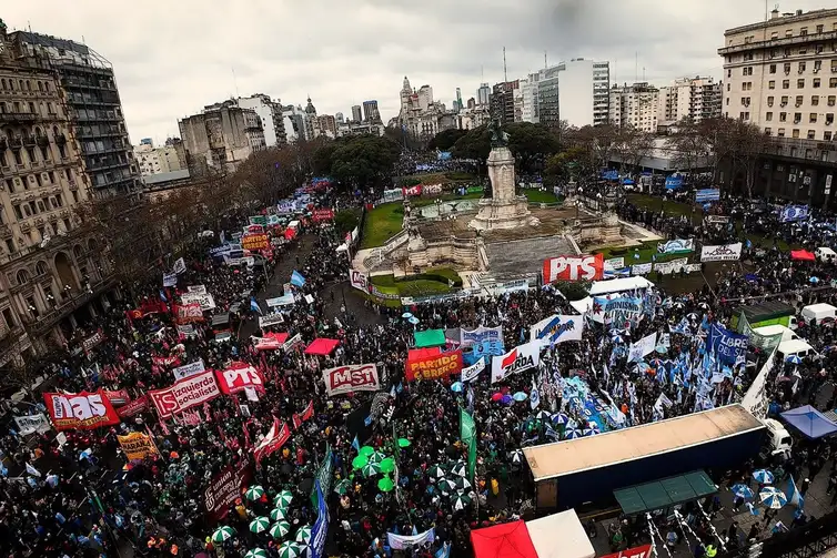 Buenos Aires, Argentina ? In the photos, social, labor, political, and student groups, along with independent citizens, mobilized in Buenos Aires on August 6, 2026, against a controversial bill containing several initiatives regarding private property. The demonstration was called to express widespread public rejection of the chapter on the sale of land to foreigners within the proposed law on the 