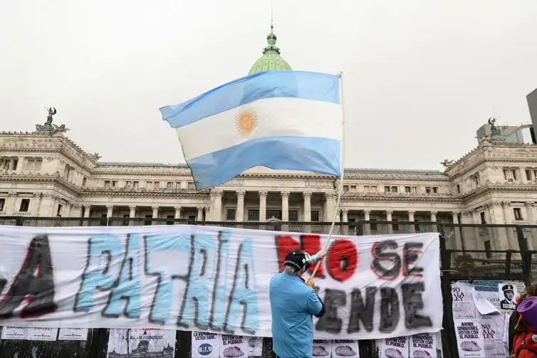 Buenos Aires, Argentina ? In the photos, social, labor, political, and student groups, along with independent citizens, mobilized in Buenos Aires on August 6, 2026, against a controversial bill containing several initiatives regarding private property. The demonstration was called to express widespread public rejection of the chapter on the sale of land to foreigners within the proposed law on the 