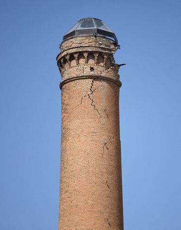Reuters/Fermin Rodriguez/proibida reprodução Cracks on a damaged tower in the aftermath of an earthquake that struck southern Spain, in Granada, Spain, August 18, 2026. REUTERS/Fermin Rodriguez