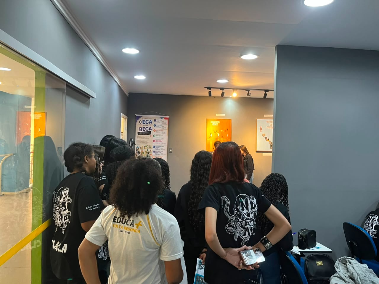 Alunos da rede municipal de Volta Redonda participam de oficina de interpretação para audiovisual durante Festival Poderes em Cena