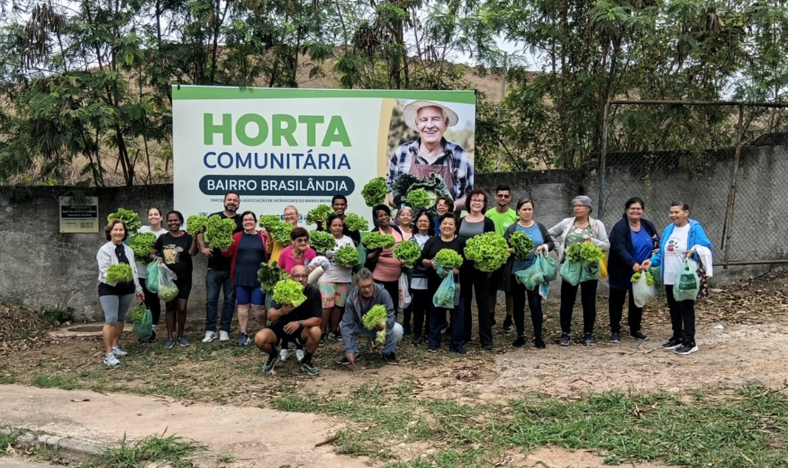 Horta comunitária do bairro Brasilândia realiza primeira colheita em Volta Redonda