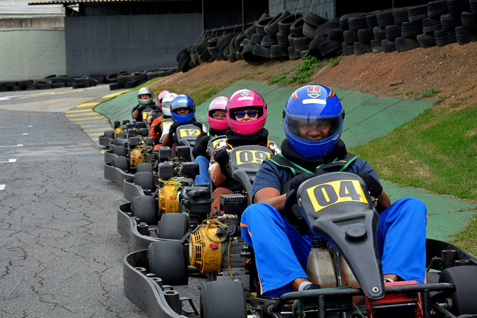 Volta Redonda: idosos do Cras Roma pilotam kart e aprendem sobre segurança no trânsito