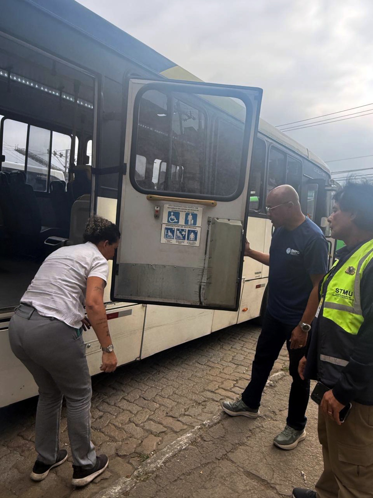Volta Redonda: prefeitura fiscaliza elevadores para cadeirantes em ônibus