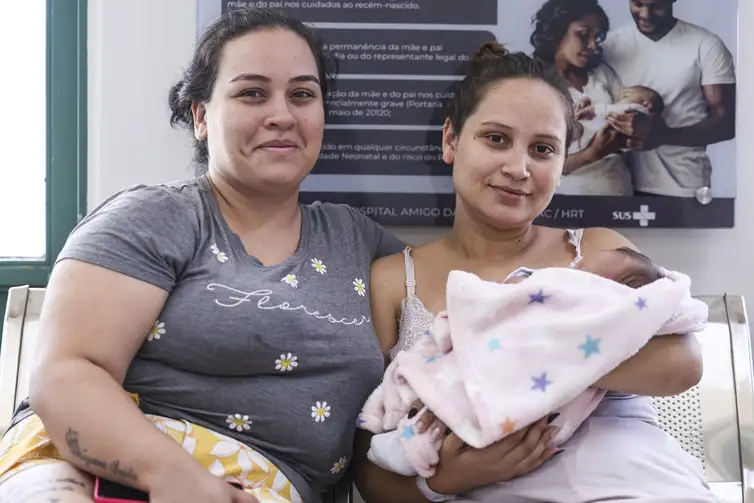 Brasília (DF), 30/07/2026 - Marielly Duarte e Lorrany Duarte recebem atendimento no banco de leite humano do Hospital Regional de Taguatinga. Foto: Marcelo Camargo/Agência Brasil