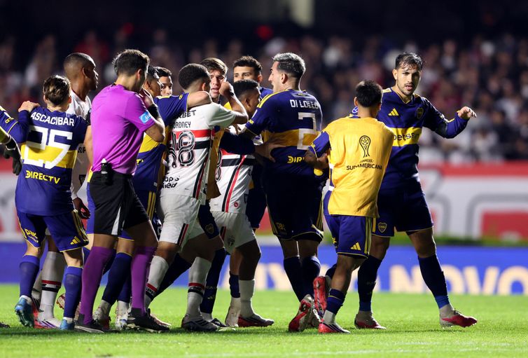 Reuters/Alex Silva/direitos reservados Soccer Football - Copa Sudamericana - Quarter Final - Second Leg - Sao Paulo v Boca Juniors - Cicero Pompeu de Toledo Stadium, Sao Paulo, Brazil - September 15, 2026 Players clash after the match REUTERS/Alex Silva