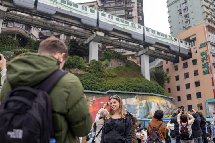 Huang Wei/Xinhua Estação de metrô Liziba, em Chongqing, que passa por dentro de edifícios. Foto: Huang Wei/Xinhua