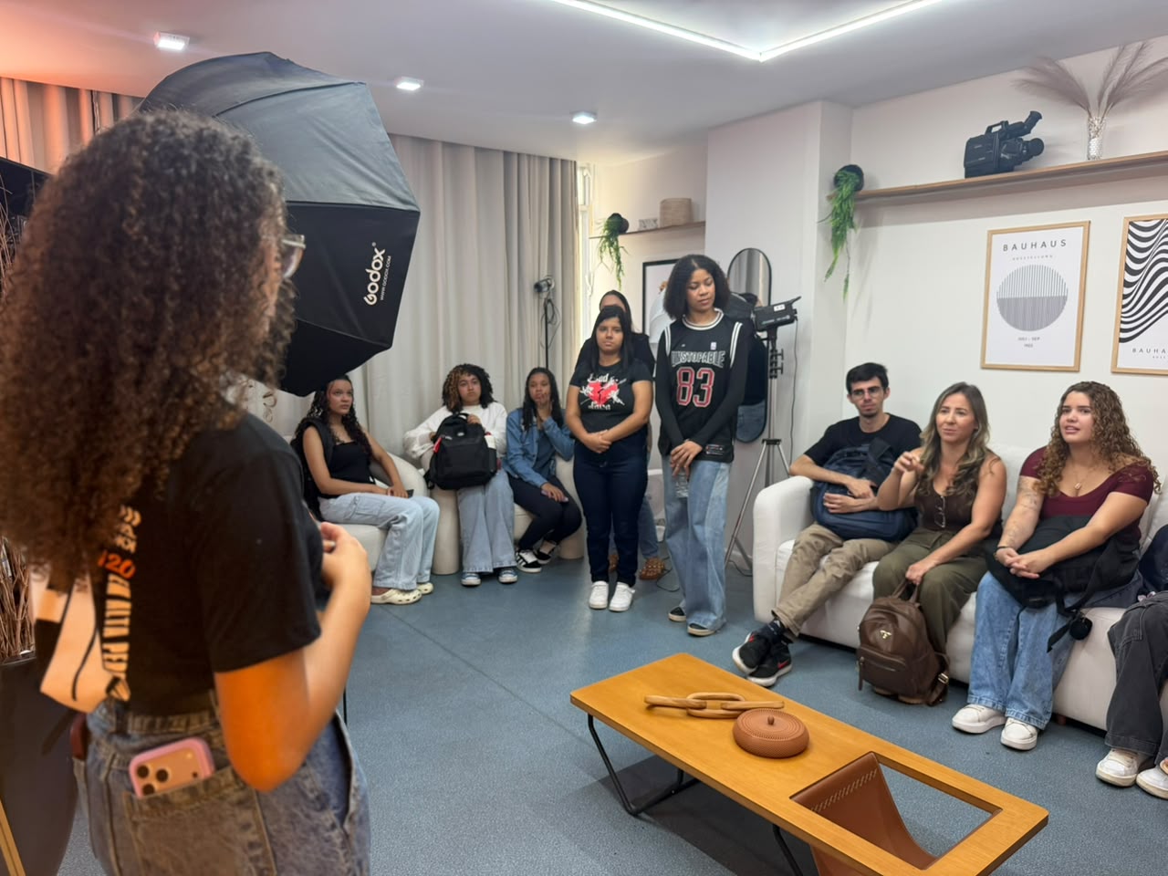 Alunos do Trilha Criativa, projeto da Sejuv de Volta Redonda, fazem visita técnica a agência de produção e marketing