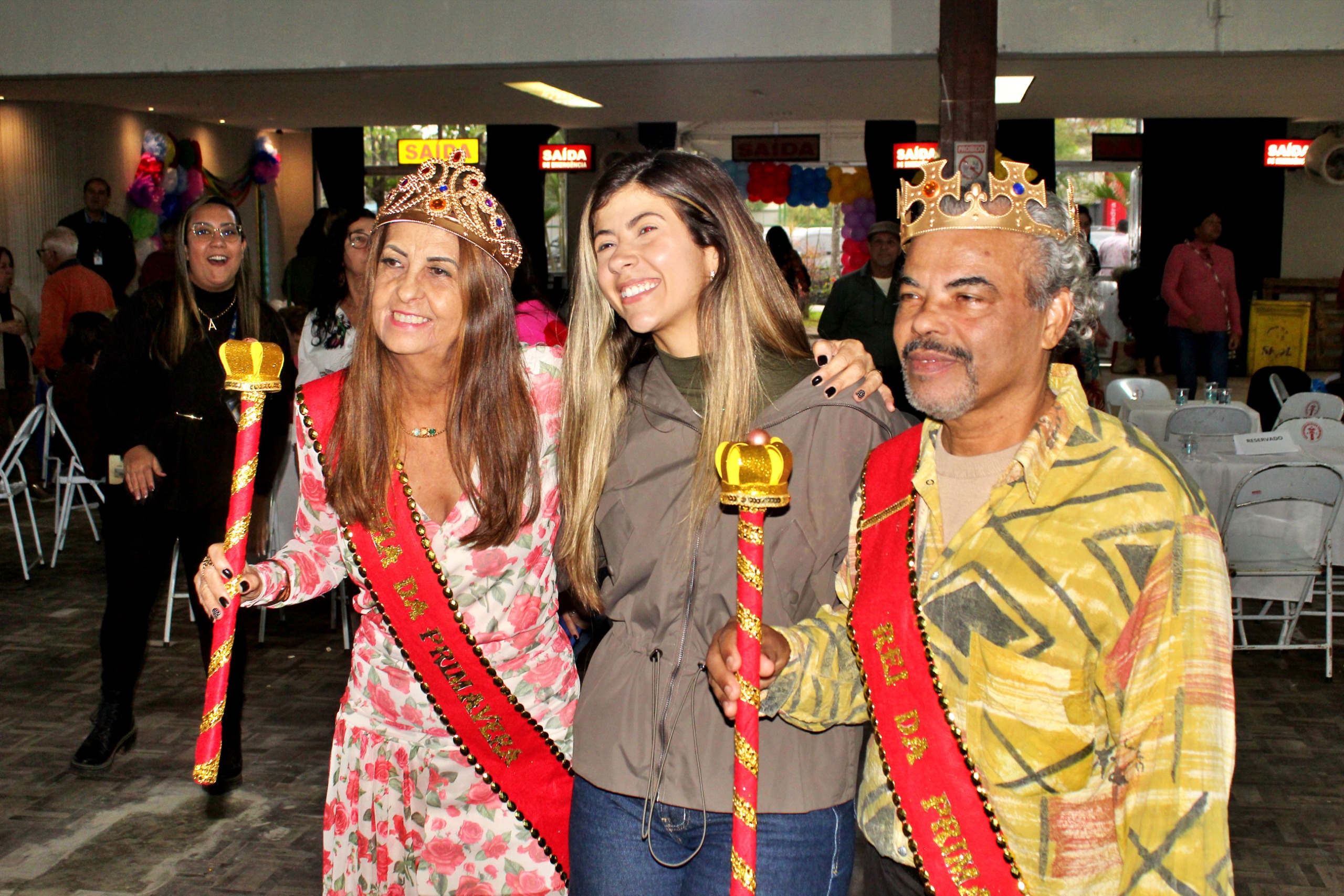 Baile da Melhor Idade reúne 300 idosos e coroa Rei e Rainha da Primavera em Volta Redonda