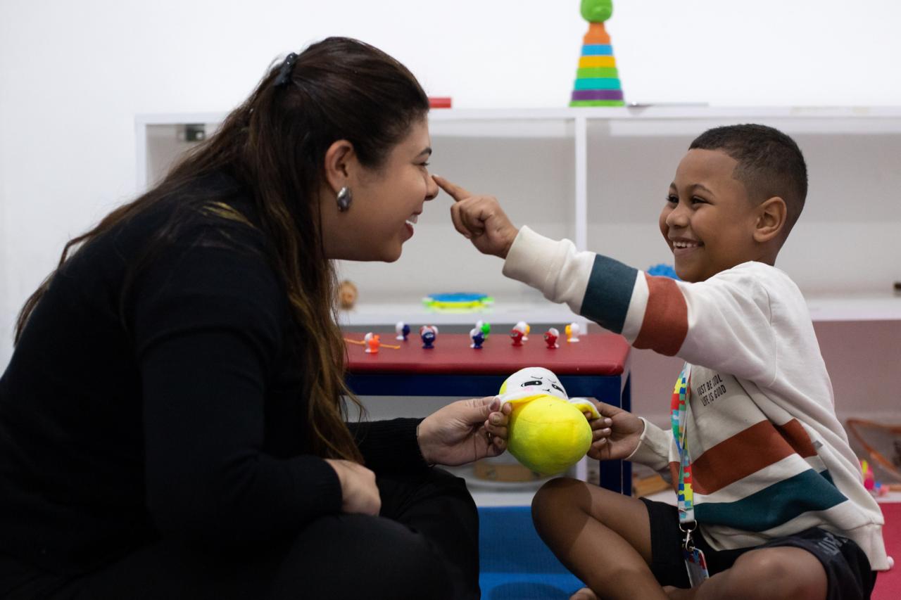 Laço Azul utiliza musicoterapia para estimular comunicação e desenvolvimento de crianças autistas em Volta Redonda
