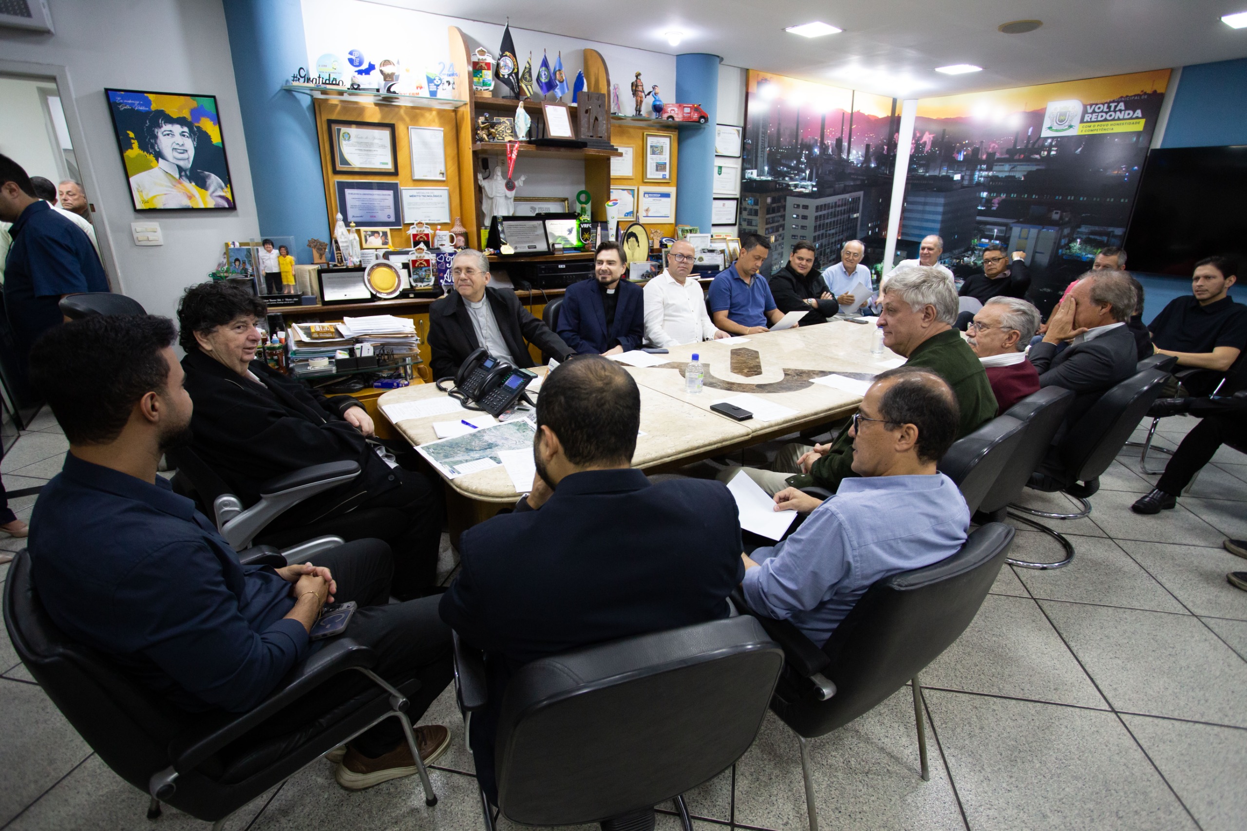 Prefeito Neto recebe Dom Luiz Henrique e Monsenhor Alércio para apresentar novos projetos do Minha Casa, Minha Vida em Volta Redonda