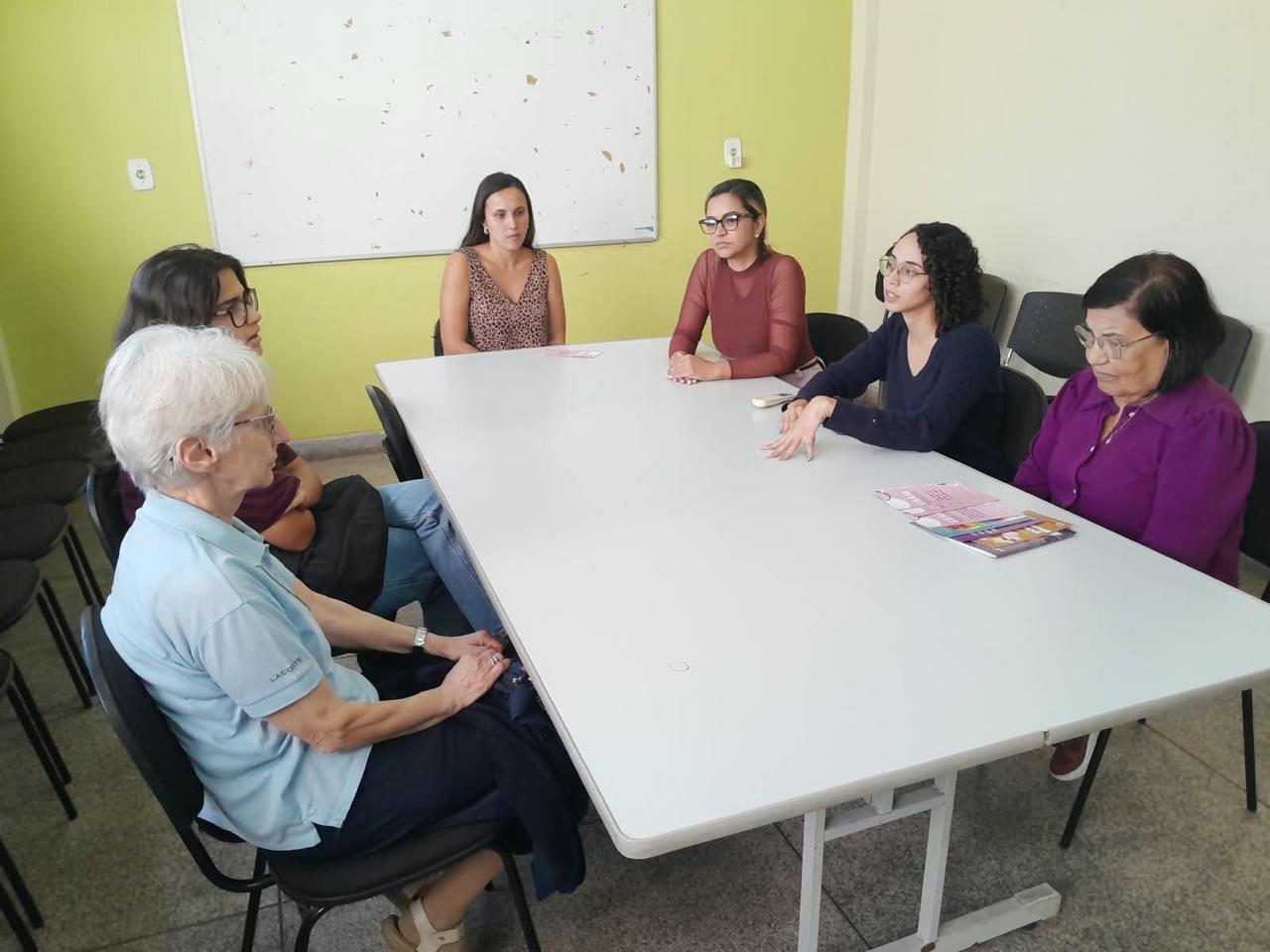Secretaria de Políticas para Mulheres e Direitos Humanos de Volta Redonda recebe visita de religiosa e estudante italianas