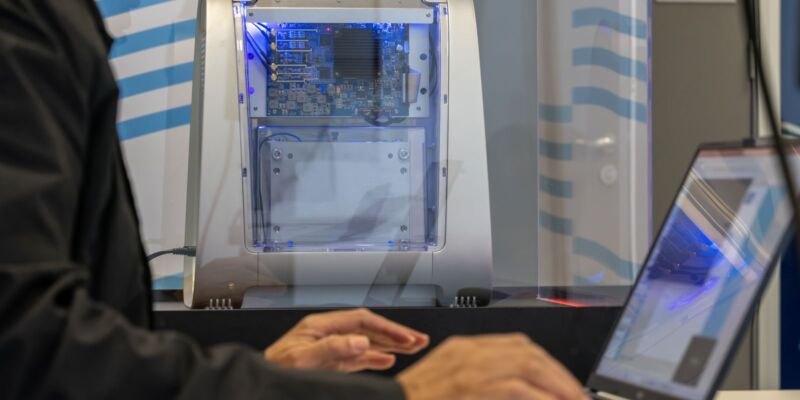 Novo computador quântico educacional passa a ser usado no Senai