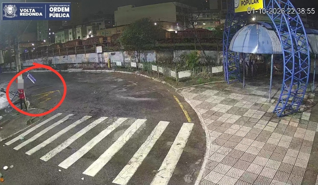 Homem é preso após ser flagrado por câmeras de segurança depredando placa de sinalização em Volta Redonda