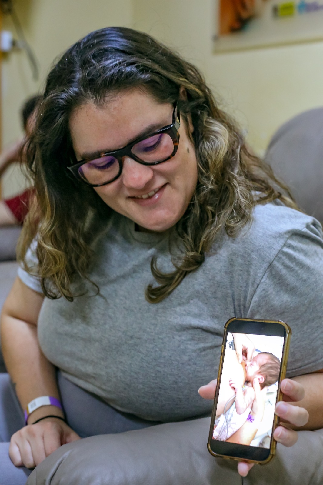 Mãe de bebê prematuro destaca importância do Banco de Leite de Volta Redonda no desenvolvimento do filho