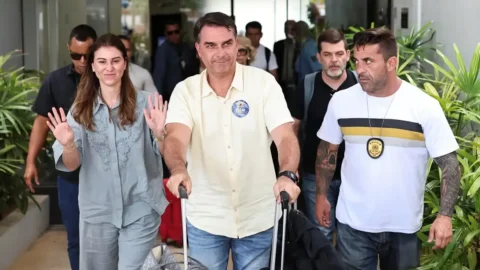 Ação Popular pede suspensão de salário do senador Flávio Bolsonaro