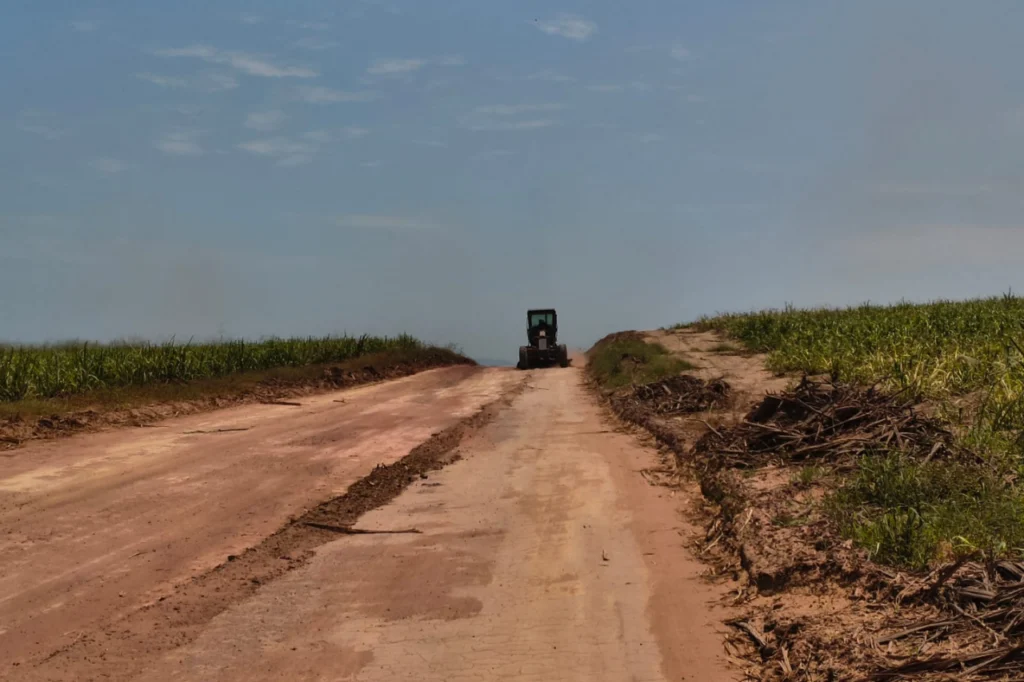Agricultura atua com o Programa Estradas do Produtor nos quatro cantos do município