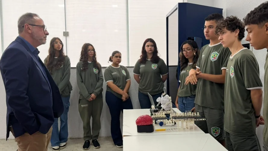 Alunos de Araruama apresentam projeto de robótica a neurocirurgião que participa de pesquisa pioneira sobre lesões medulares