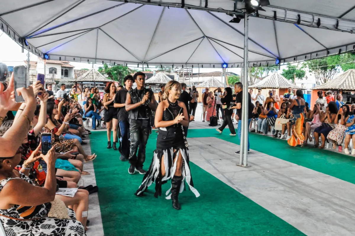 Ateliê Criativo encerra curso de moda sustentável com desfile de peças autorais em Itaboraí