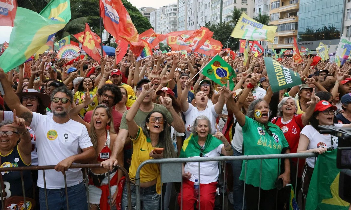 Ato em apoio à democracia e a Lula reúne milhares em Copacabana