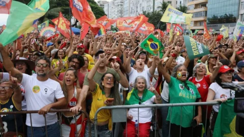 Ato em apoio à democracia e a Lula reúne milhares no Rio e Brasília
