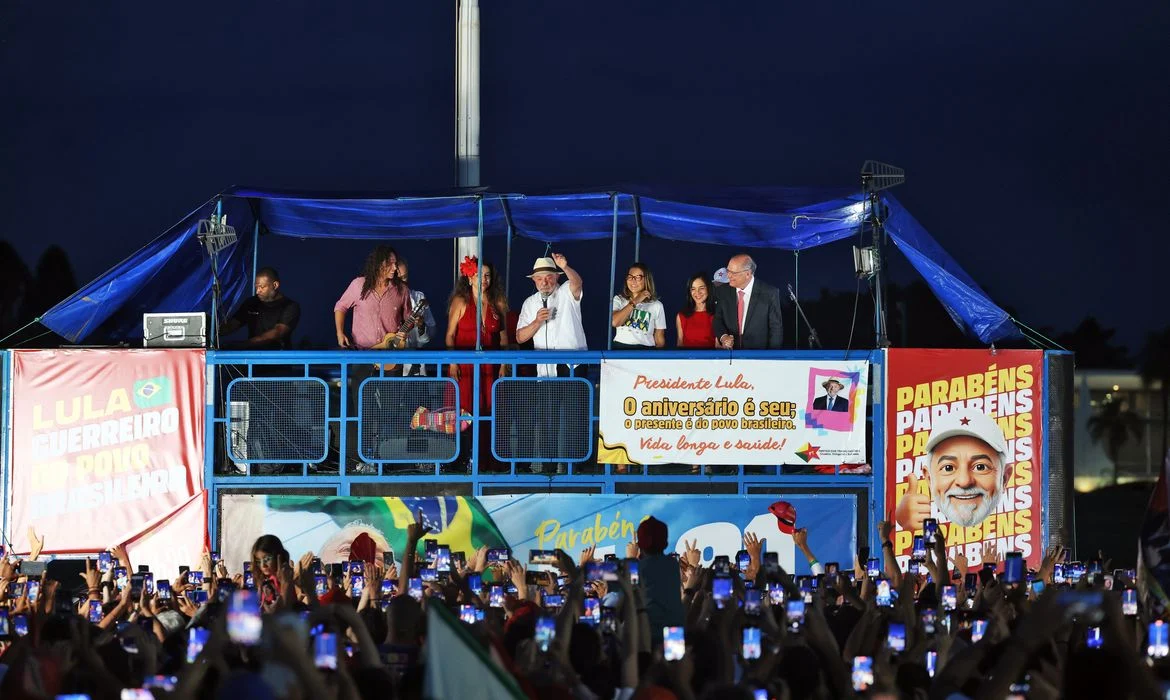 “Ato vergonhoso”, diz Lula sobre fuga de Flávio Bolsonaro