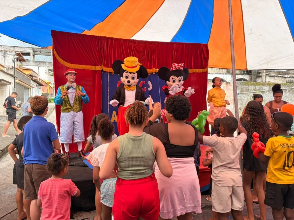 Chuva não atrapalha a diversão da criançada na Caravana de Arte e Lazer em São Gonçalo