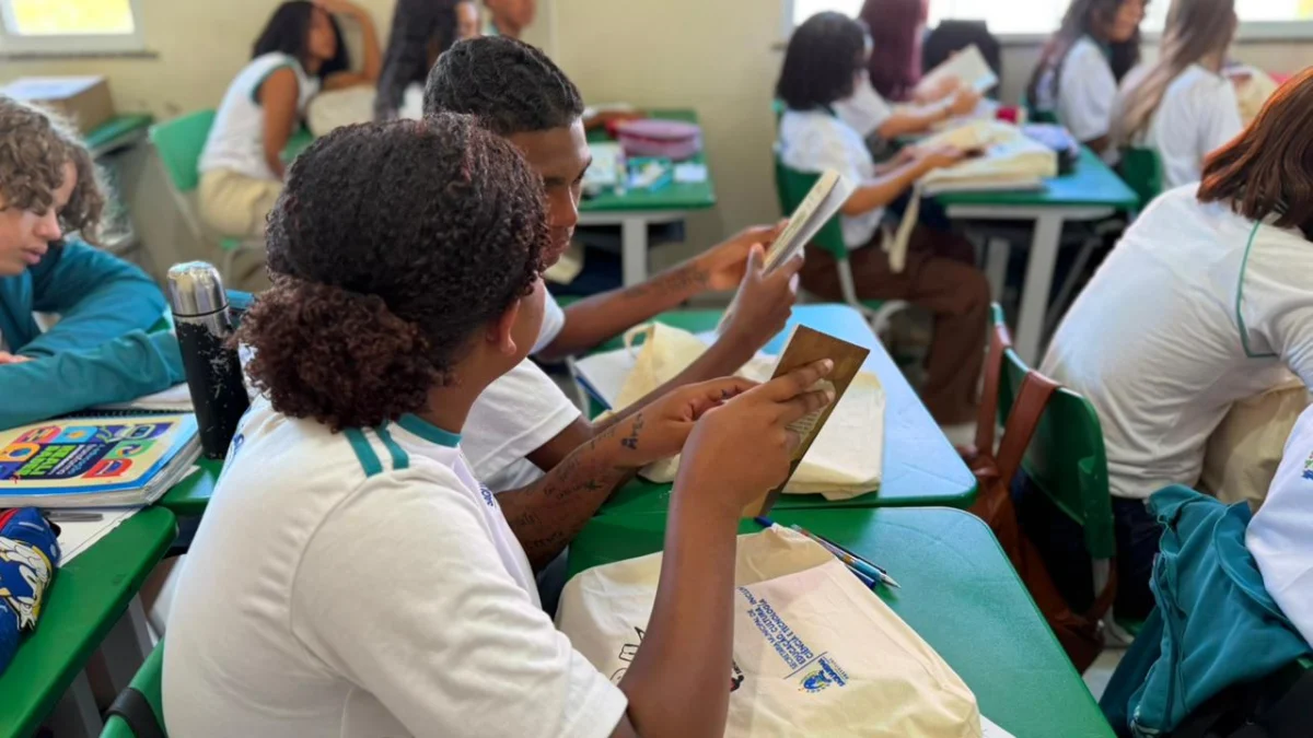Dia Nacional do Livro: Projeto Escola que Lê beneficia quase 20 mil estudantes da rede municipal de Saquarema