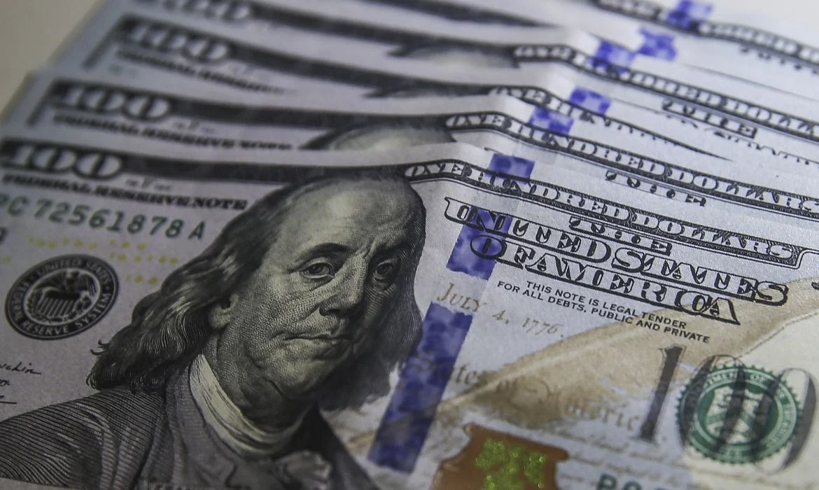 Dólar cai para R$ 5,01 com exterior e expectativa eleitoral no Brasil