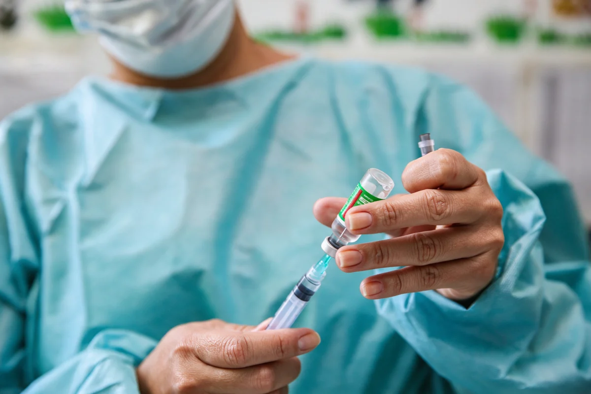 Duque de Caxias segue com vacinação de Pneumo 20, meningocócica ACWY e HPV. Confira o calendário de imunização