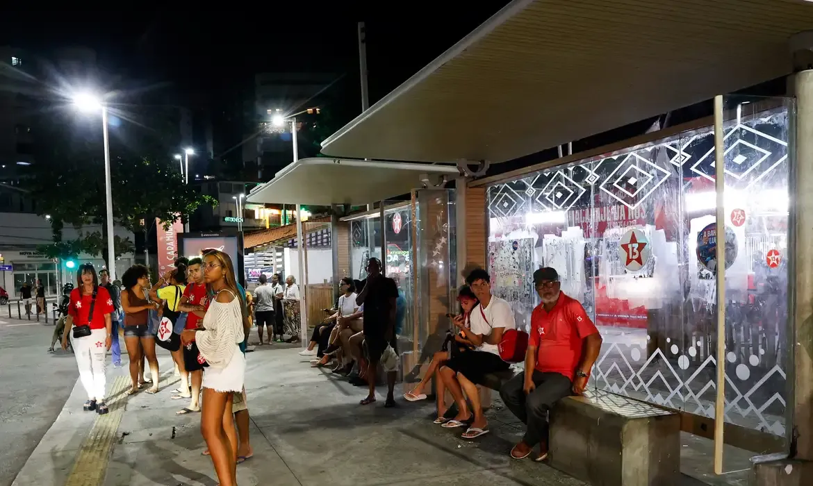 Eleitores relatam urnas fechadas e falta de transporte em Salvador