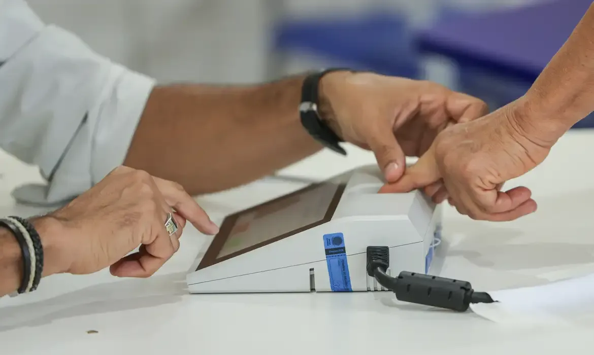 Eleitores vão às urnas hoje para escolher o presidente do país