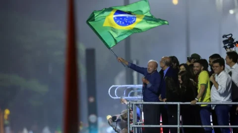 Em festa da vitória, Lula pede que público cante Hino da Independência