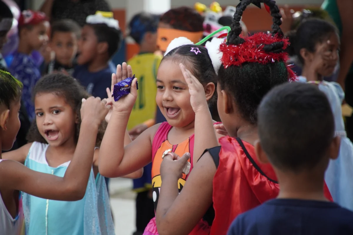 Escolas municipais de Itaboraí promovem Dia do Cabelo Maluco e desfile sustentável em comemoração ao Dia das Crianças